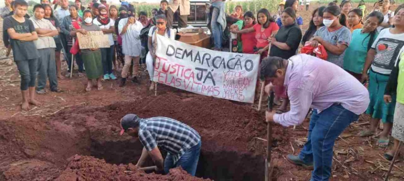 Figure 4. La population autochtone du village autochtone Amambai, lors de l’enterrement de Vítor Fernandes
