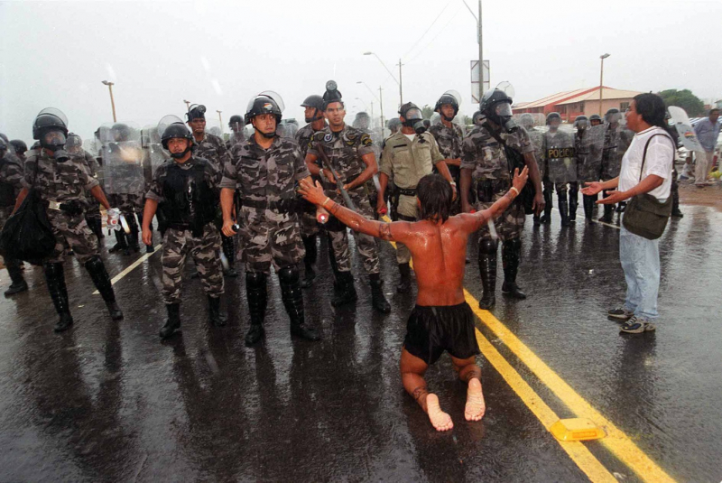 Figure. 1. Protestations à Coroa Vermelha, Bahia, lors des célébrations de la « découverte » du Brésil, 2000