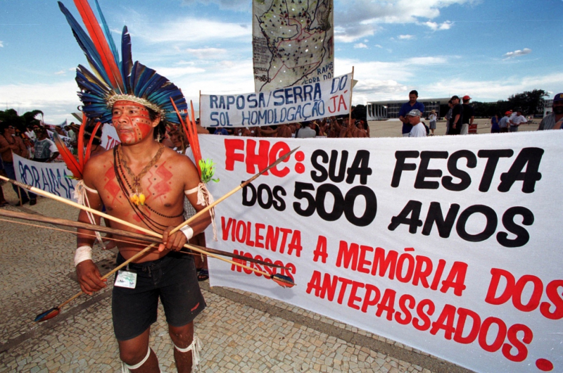 Figure. 2. Une personne autochtone proteste devant le Palais du Planalto contre la commémoration des 500 ans de la « découverte » du Brésil