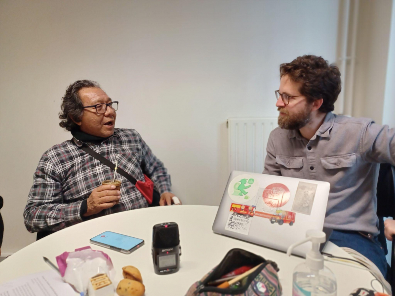 Figure 1. La conversation en guarani du 20 février 2025 à l’INALCO. Anastácio a la calebasse à maté dans la main, Joaquín est près de lui. 