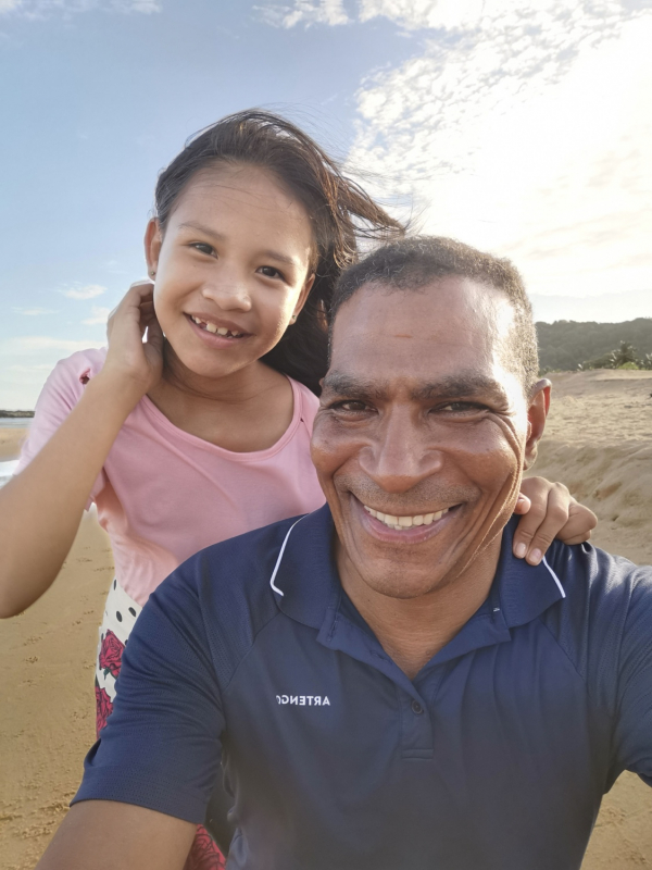 Fig. 2. Fleur Anaïs Norino et Dave Bénéteau de Laprairie, le 27 juillet 2023, plage de Cayenne